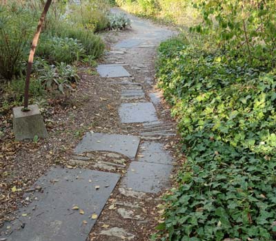 exemple allée de pierres et d'ardoises